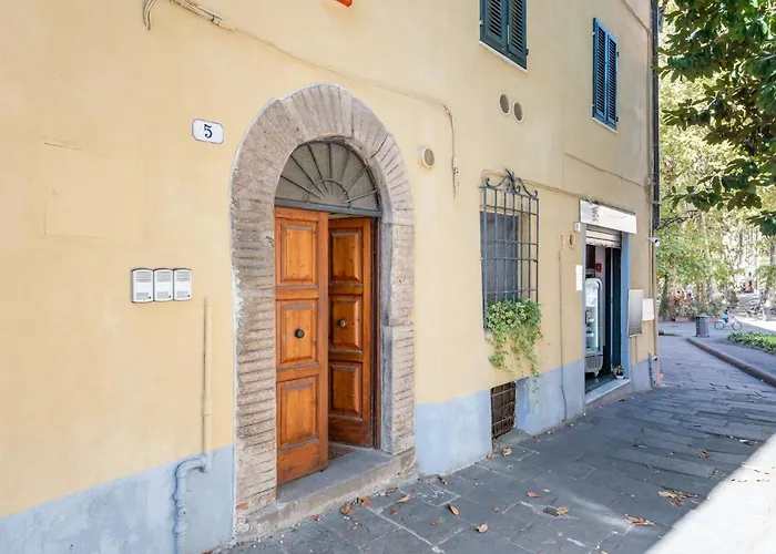 Piazza Napoleone Lovely Central Apartment